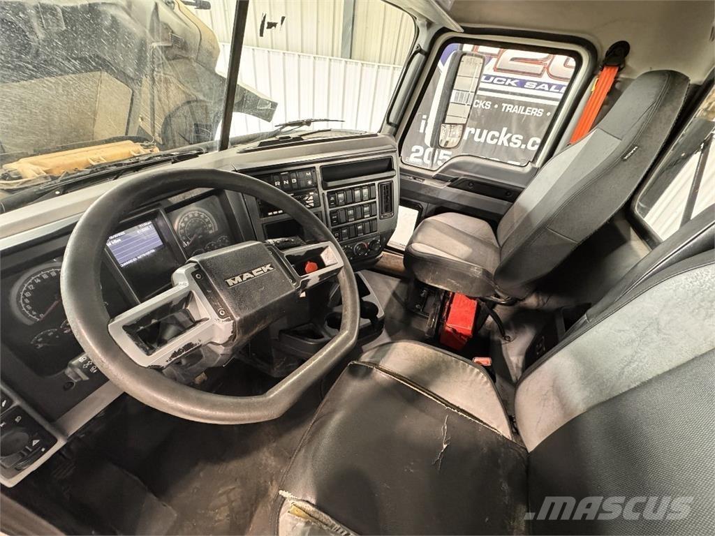 Mack Pinnacle Cavalos Mecânicos