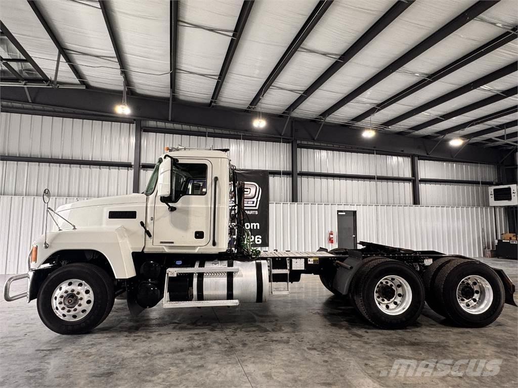Mack Pinnacle Cavalos Mecânicos