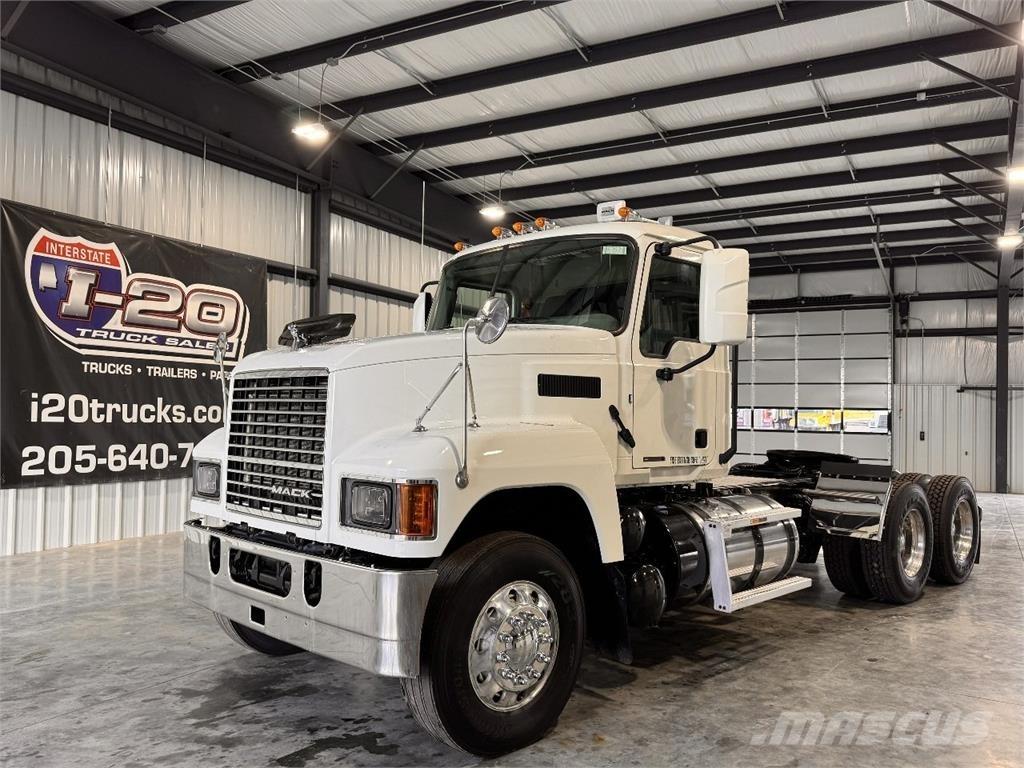 Mack Pinnacle Cavalos Mecânicos