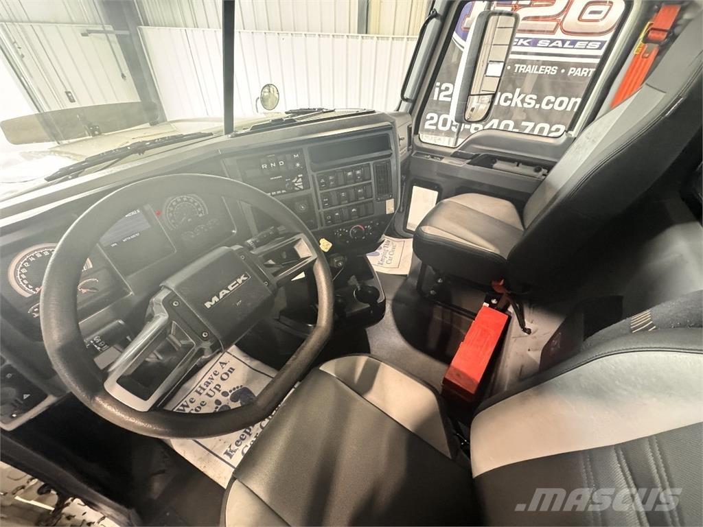 Mack Pinnacle Cavalos Mecânicos