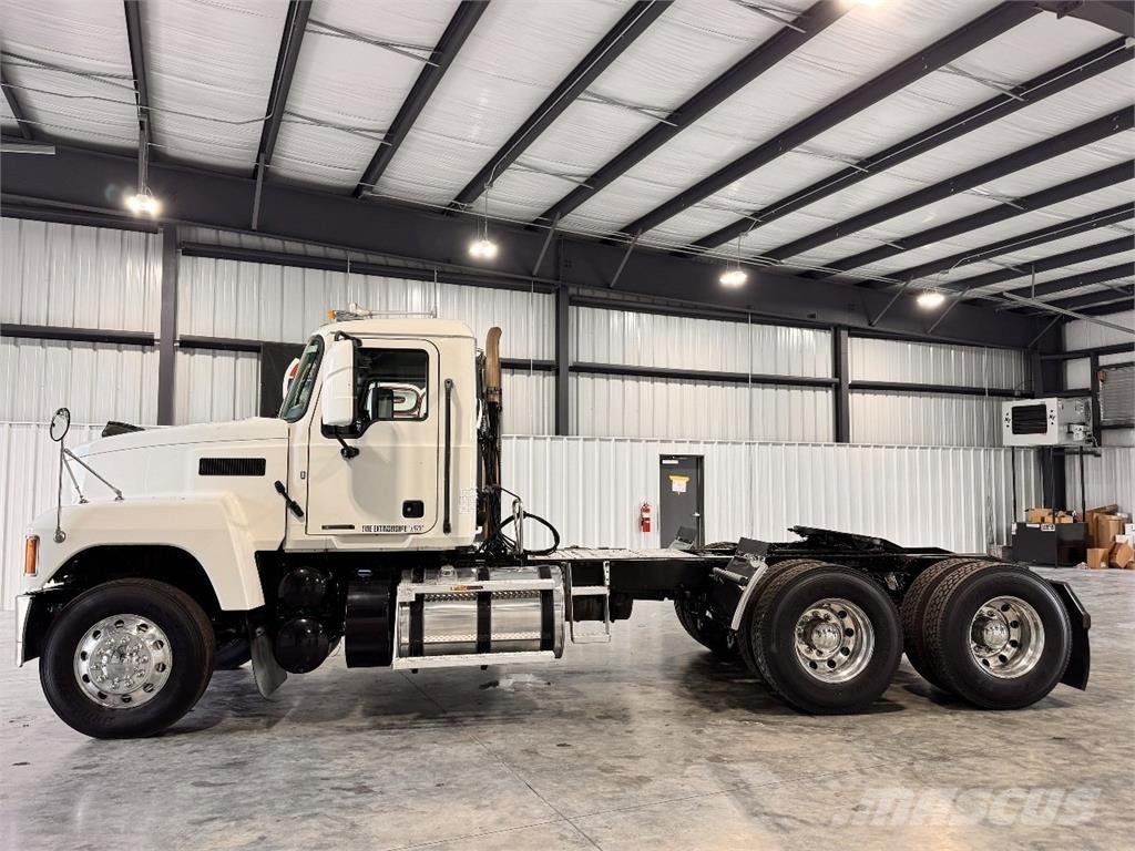 Mack Pinnacle Cavalos Mecânicos
