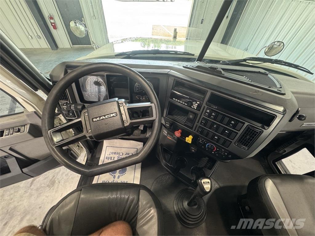 Mack Pinnacle Cavalos Mecânicos