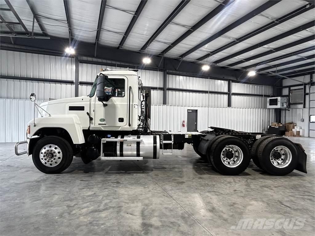 Mack Pinnacle Cavalos Mecânicos