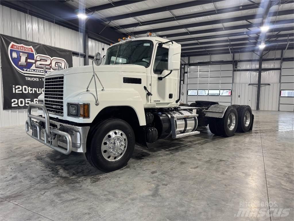 Mack Pinnacle 64T Cavalos Mecânicos