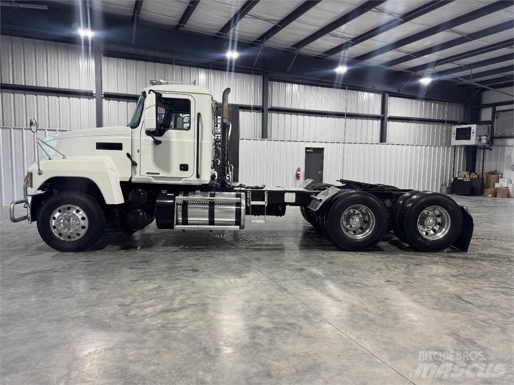 Mack Pinnacle 64T Cavalos Mecânicos
