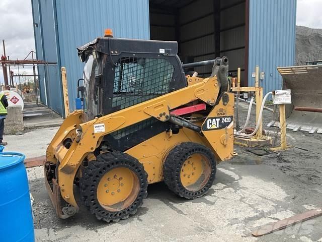 CAT 242D Minicarregadeiras