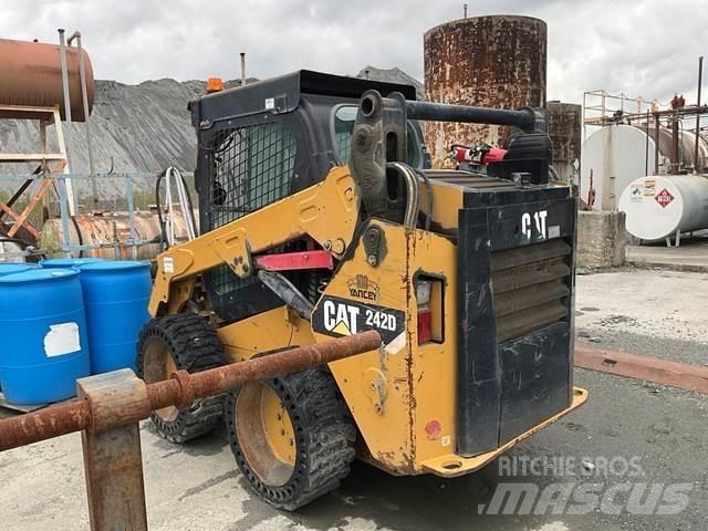 CAT 242D Minicarregadeiras