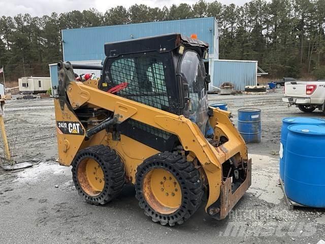 CAT 242D Minicarregadeiras