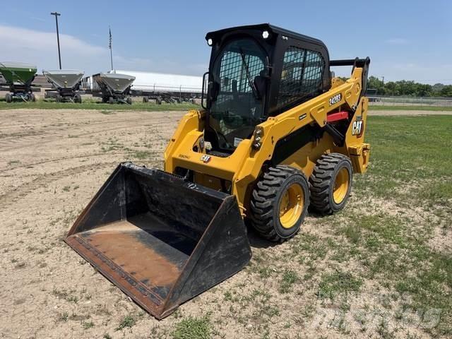 CAT 242D3 Minicarregadeiras