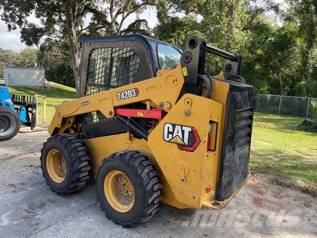 CAT 242D3 Minicarregadeiras