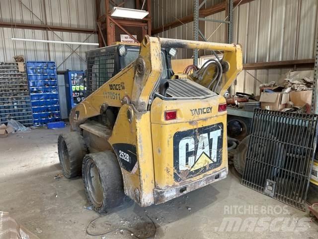 CAT 252B Minicarregadeiras