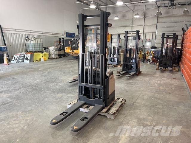 Crown ES 4000 Self propelled stackers