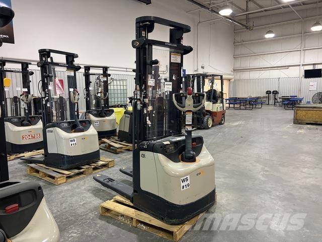 Crown ES 4000 Self propelled stackers