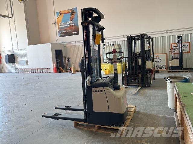 Crown ES 4000 Self propelled stackers