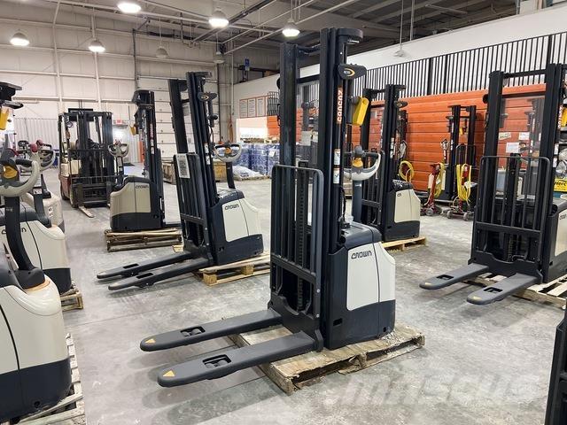 Crown ES 4000 Self propelled stackers