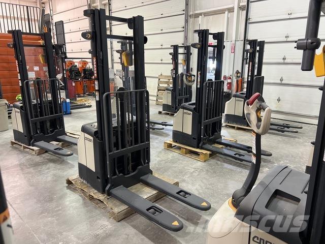 Crown ES 4000 Self propelled stackers