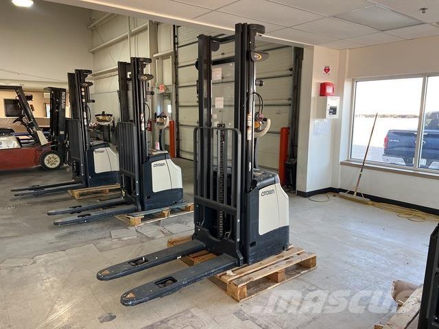 Crown ES 4000 Self propelled stackers