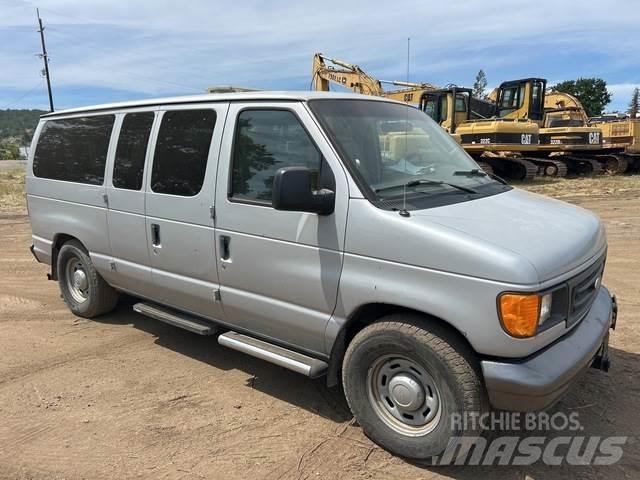 Ford E-150 Automóvel