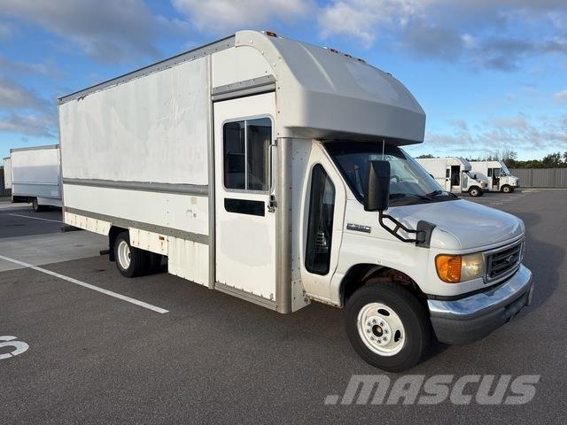 Ford E-350 Caminhões de caixa fechada