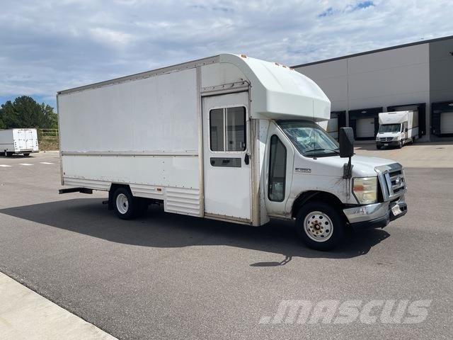 Ford E-350 Caminhões de caixa fechada