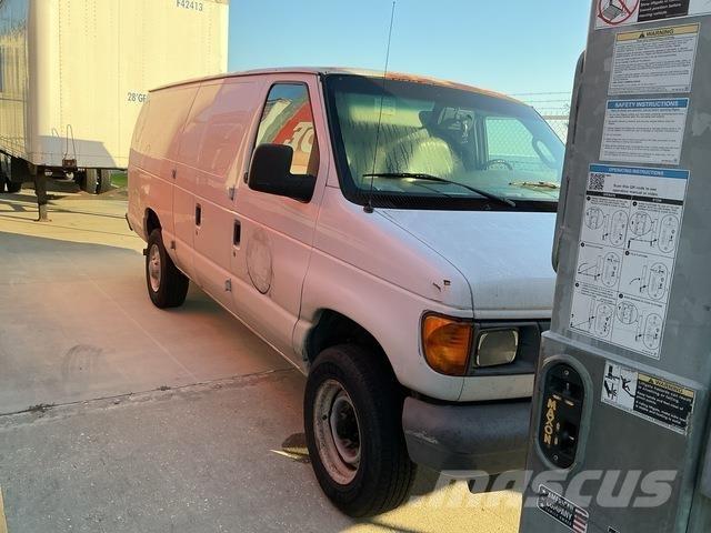Ford E350 Caminhões de caixa fechada