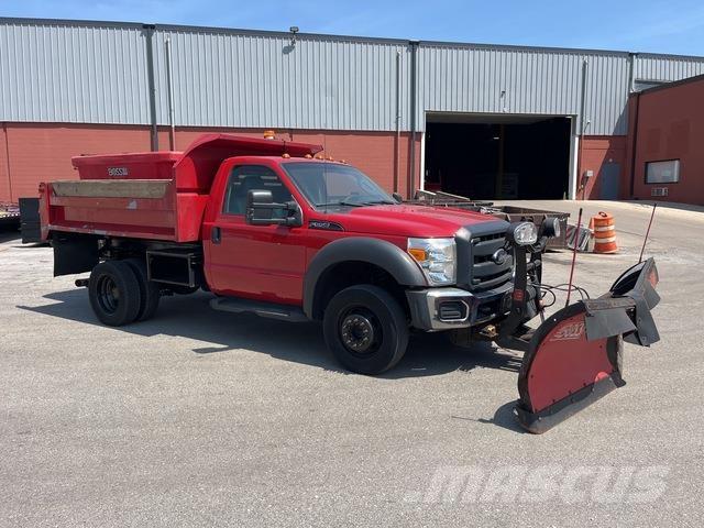 Ford F-550 Lâminas de neve e arados