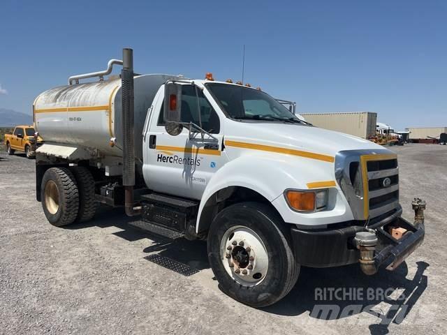 Ford F-750 Auto-tanques