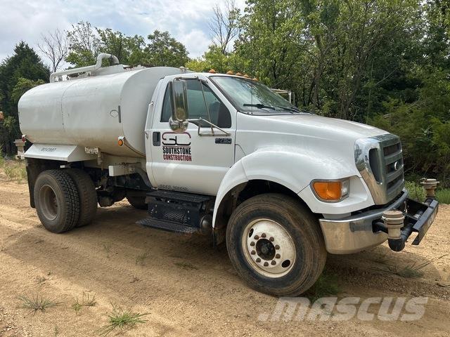 Ford F-750 Auto-tanques
