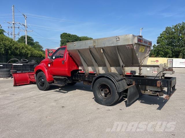 Ford F-750 Lâminas de neve e arados