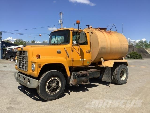 Ford L8000 Auto-tanques