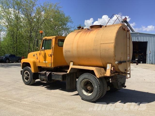 Ford L8000 Auto-tanques