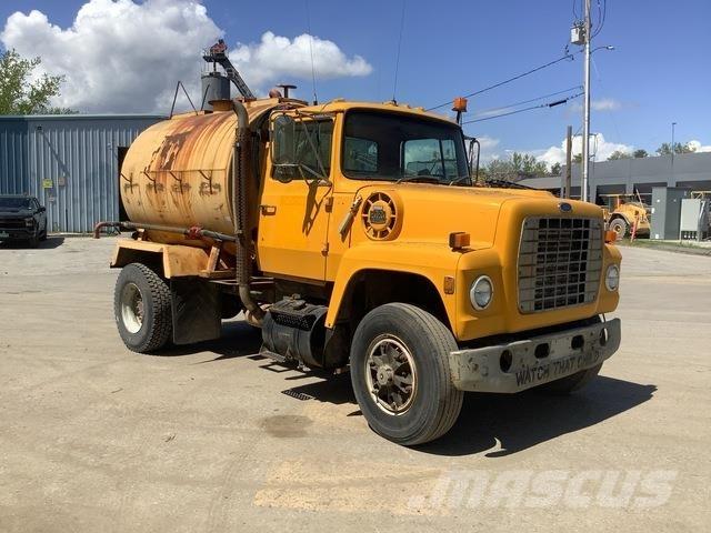 Ford L8000 Auto-tanques