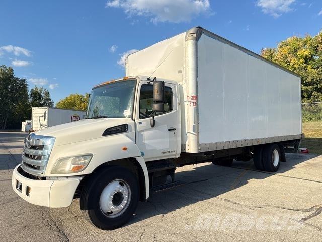Hino 238 Caminhões de caixa fechada