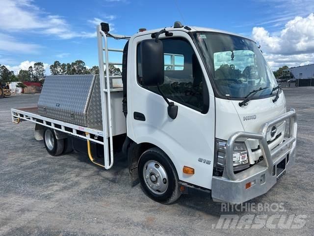 Hino 300 Camiões estrado/caixa aberta