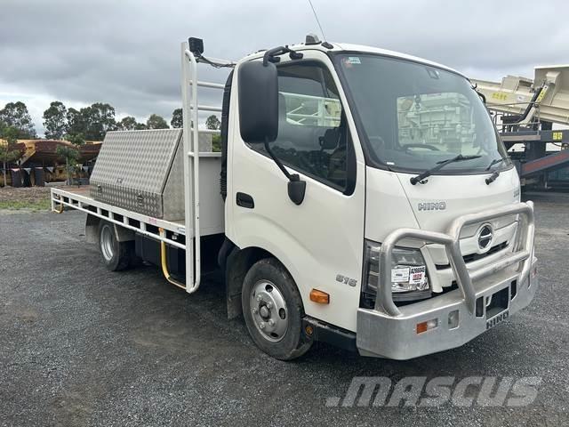 Hino 300 Camiões estrado/caixa aberta