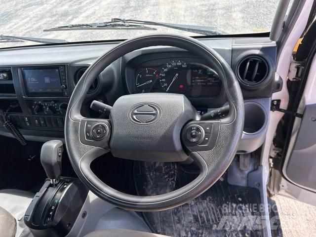 Hino 300 Camiões estrado/caixa aberta