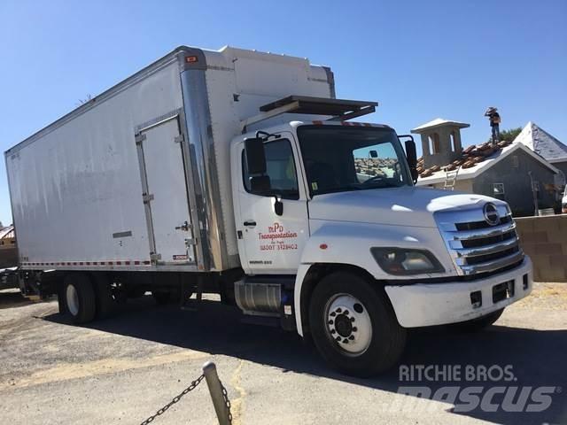 Hino 338 Caminhões de caixa fechada