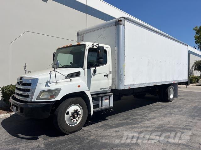 Hino 338 Caminhões de caixa fechada