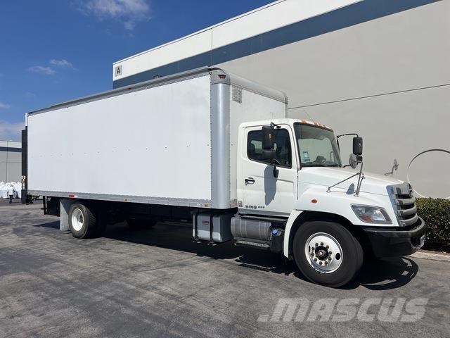 Hino 338 Caminhões de caixa fechada