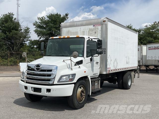Hino 338 Caminhões de caixa fechada