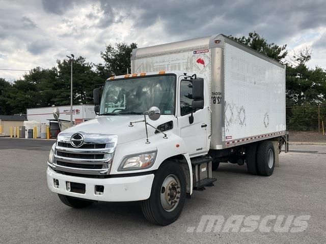 Hino 338 Caminhões de caixa fechada