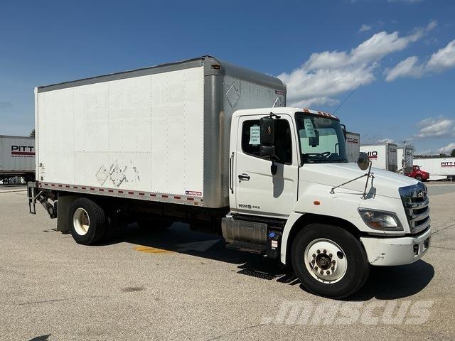 Hino 338 Caminhões de caixa fechada