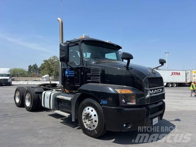 Mack AN64T Cavalos Mecânicos