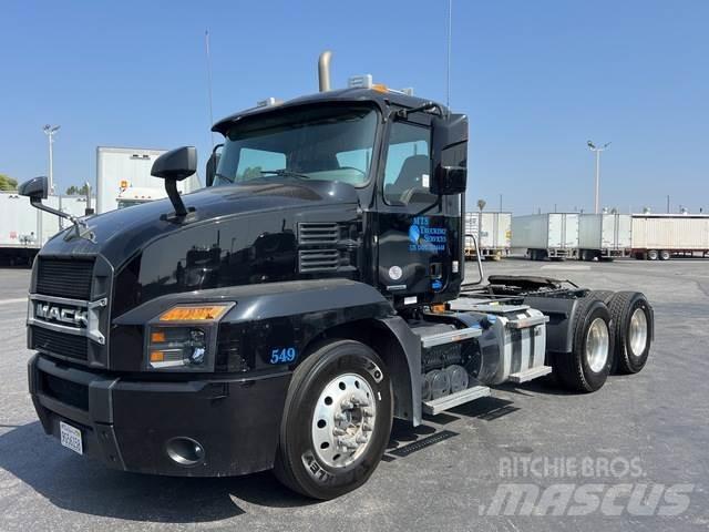 Mack AN64T Cavalos Mecânicos