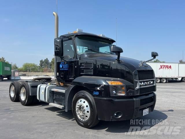 Mack AN64T Cavalos Mecânicos