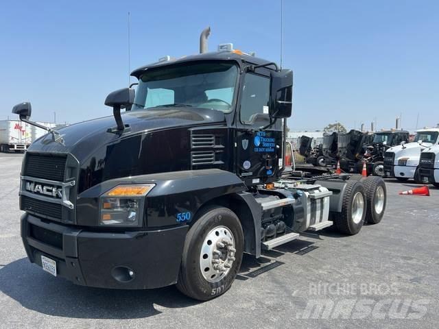 Mack AN64T Cavalos Mecânicos