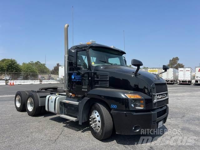 Mack AN64T Cavalos Mecânicos