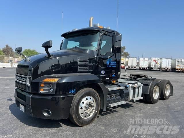 Mack AN64T Cavalos Mecânicos