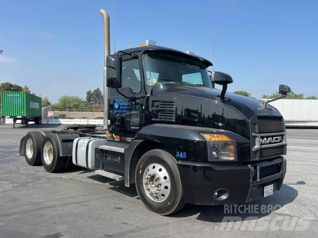 Mack AN64T Cavalos Mecânicos
