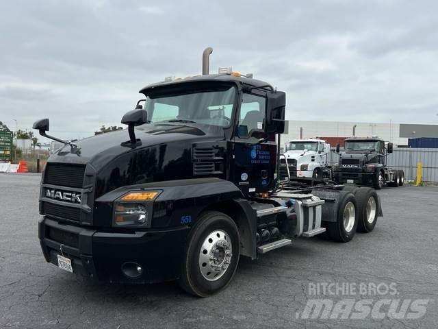 Mack AN64T Cavalos Mecânicos